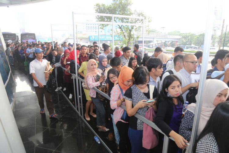 Para pelamar kerja tengah mengantre masuk Gedung Smesco Jakarta Selatan untuk mengikuti pameran bursa kerja atau job fair beberapa waktu lalu.