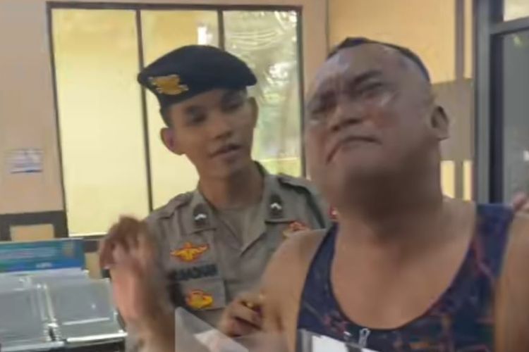 Tangkapan layar video seorang laki-laki dewasa menangis di kantor polisi karena kehilangan ayam.