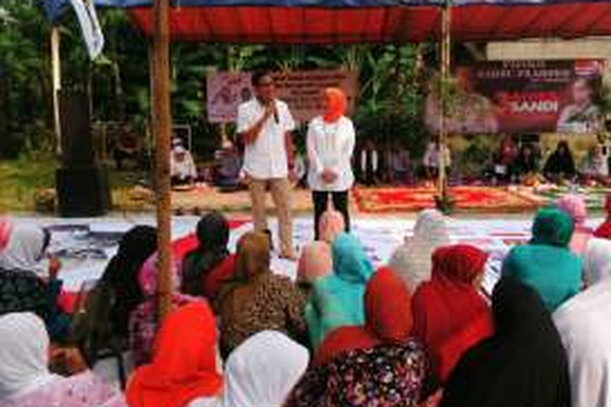Calon wakil gubernur DKI Sandiaga Uno bersama istrinya Nur Asia, berkampanye di RT 06 RW 02 Kelurahan Setu, Kecamatan Cipayung, Jakarta Timur. Minggu (6/11/2016). 