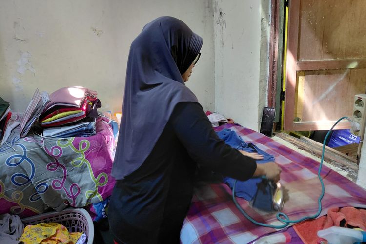 Kisah Yuli, Eks Buruh Pabrik yang Kuliahkan Anak Farmasi dari Usaha Laundry Rumahan