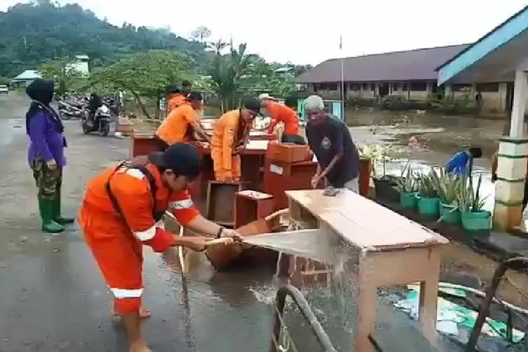 Musibah banjir telah surut, sejumlah relawan banjir mulai melakukan pembersihan fasilitas umum dan sekolah di perbatasan RI Malaysia. 