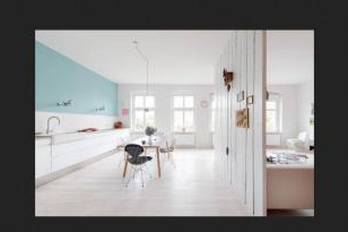 Uniknya, ciri paling menonjol dari apartemen ini hanya dari penggunaan warna putih. Hampir seluruh bagian apartemen ini ditutup dengan cat, furnitur, dan bahan-bahan berwarna putih. 