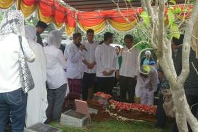 Personel RAN Astono Handoko atau Asta menghadiri proses pemakaman adiknya, Andhika Raharja, di Tempat Pemakaman Umum (TPU) Karet Bivak, Jakarta Pusat, Rabu (9/11/2016).