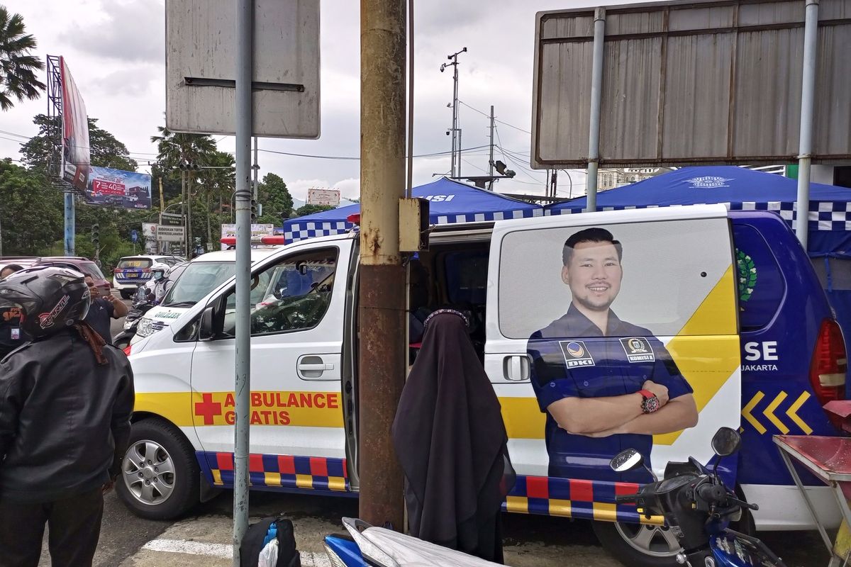 Mobil ambulans berstiker Partai Nasdem melawan arus lalu lintas di Jalur Puncak Bogor, Jawa Barat, Jumat (23/12/2022).