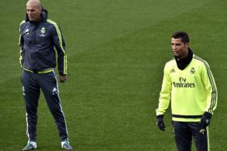 Pelatih Real Madrid, Zinedine Zidane (kiri), dan pemainnya, Cristiano Ronaldo, menghadiri sesi latihan di Valdebebas, Madrid, pada 8 Januari 2016.