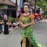Uniknya Baju Berbahan Plastik Bekas di Parade Budaya Trenggalek