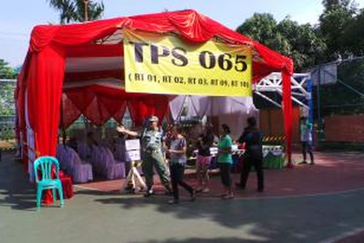 Tempat Pemungutan Suara (TPS) 065, tempat Pelaksana Tugas (Plt) Gubernur DKI Jakarta Basuk Tjahaja Purnama menggunakan hak pilihnya di Pilpres 2014.