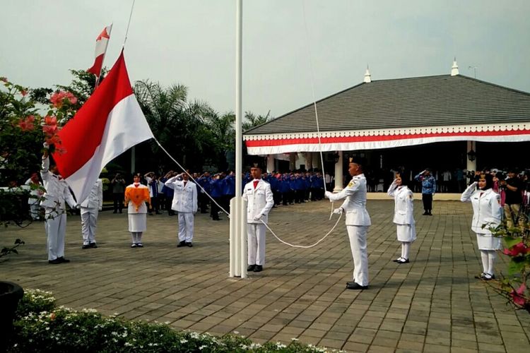 Partai Demokrat menggelar upacara bendera memeringati HUT RI ke-72 di lapangan Puri Cikeas, Desa Nagrak, Bogor, Jawa Barat, Kamis (17/8/2017). 