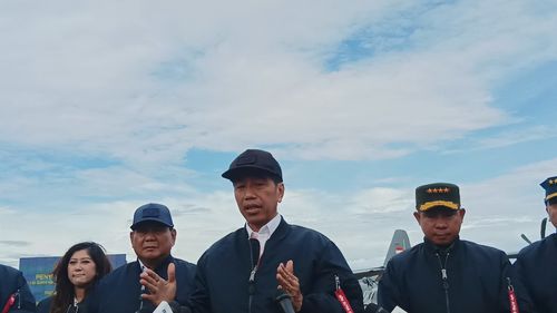 Jawab soal Ada Tangan Acungkan 2 Jari dari Mobil Kepresidenan, Jokowi: Menyenangkan