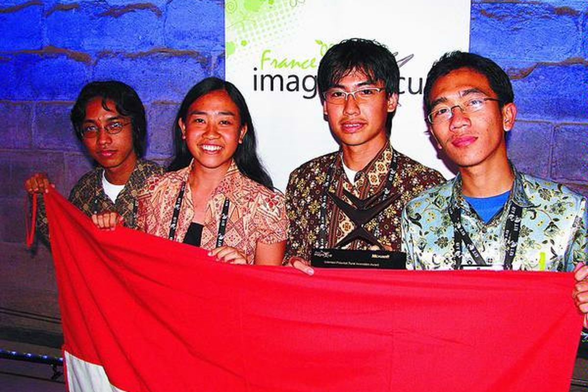 Tim Antarmuka Institut Teknologi Bandung, Selasa (8/7), seusai menerima penghargaan sebagai juara Imagine Cup 2008 untuk kategori Rural Innovation Award dengan sistem desain piranti lunak (software) Butterfly. Dari kiri ke kanan: Erga, Ella, Arief, dan Dimas. Final Imagine Cup berlangsung di Paris, Perancis, 3-8 Juli 2008.  