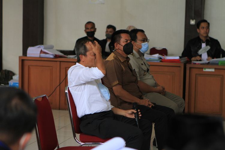 Wakil Ketua Divisi Perencanaan Pembangunan Masjid Sriwijaya Dr KM Aminuddin menepuk jidatnya saat menjadi saksi di pengadilan Negeri Palembang, Senin (4/10/2021).