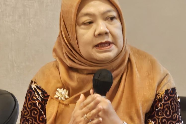 dr. Isti Suharjanti memberi pemaparan di acara webinar migrain yang digelar Perdosni dan Pfizer