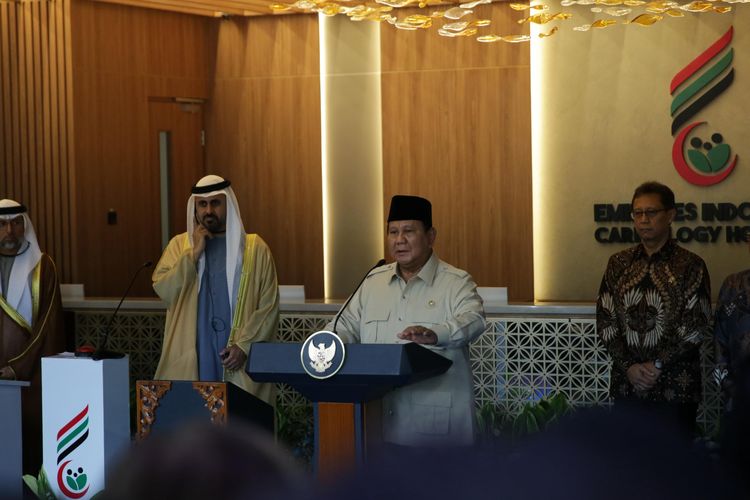 Presiden RI Prabowo Subianto bersama perwakilan resmi Pemerintah UEA, Sheikh Theyab bin Mohamed bin Zayed Al Nahyan selaku Wakil Ketua Kantor Kepresidenan UEA Bidang Pembangunan dan Syuhada meresmikan Rumah Sakit Kardiologi Emirates?Indonesia (KEI) di Solo, Jawa Tengah (Jateng), pada Rabu (19/11/2025).