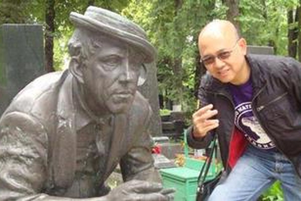 Nisan komedian Rusia, Yuri W. Nikulin (1921-1997) bersama penulis.