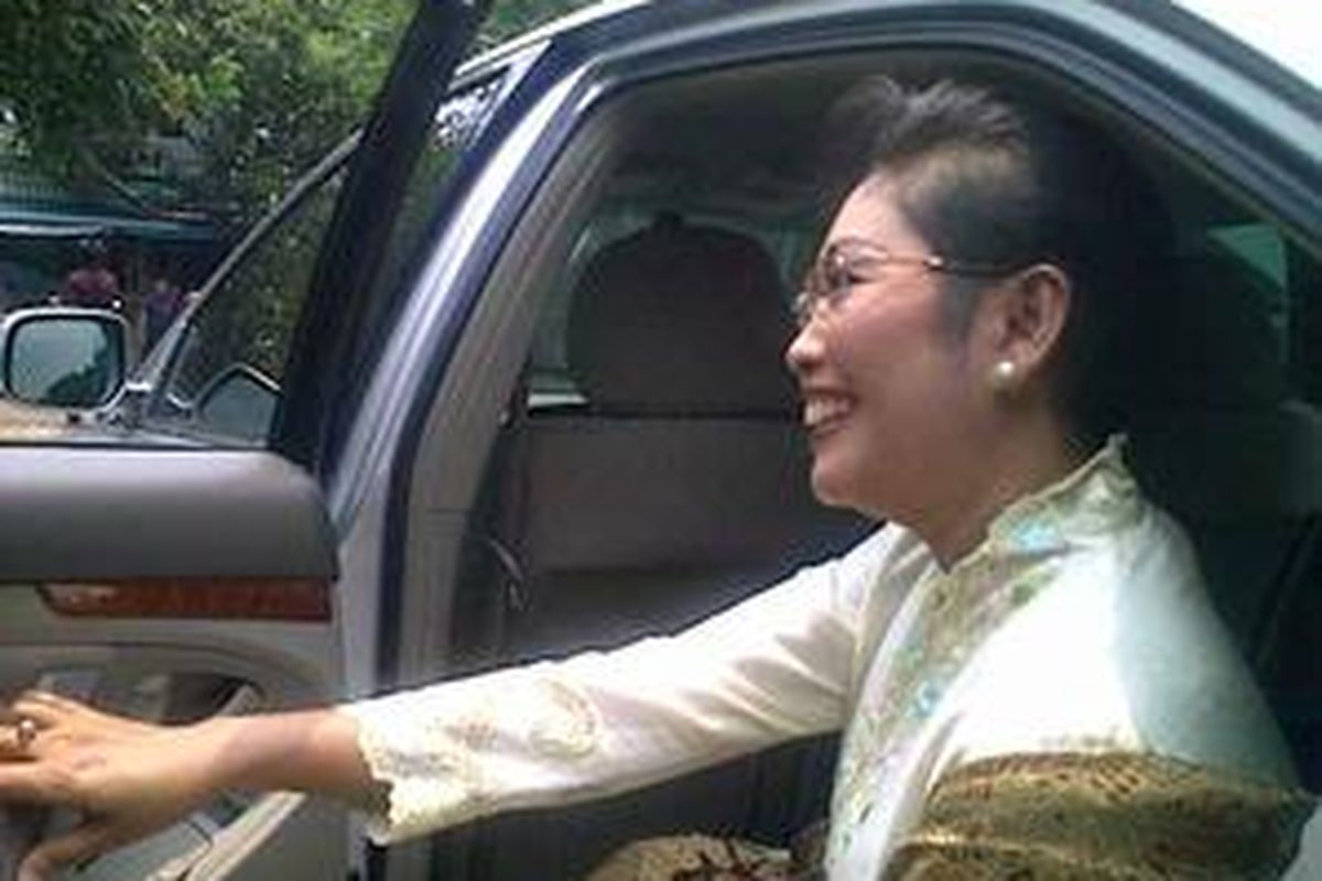 Menteri Kesehatan Tepilih DR Endang Rahayu Sedyaningsing berangkat menuju Istana Negara, Rabu (22/10).