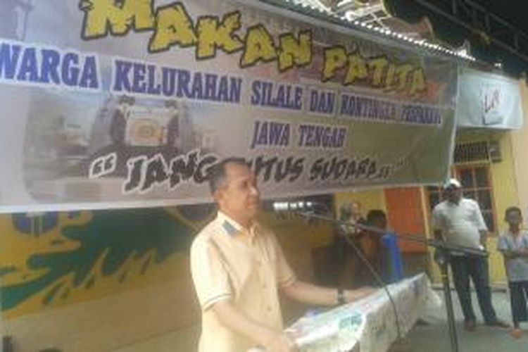 Gubernur Maluku, Said Assagaff saat membeerikan sambutan di acara  makan patita warga Kelurahan Silale dengan Kontingen Pesparawi Nasional dari Jawa Tengah, Sabtu (10/10/2015)