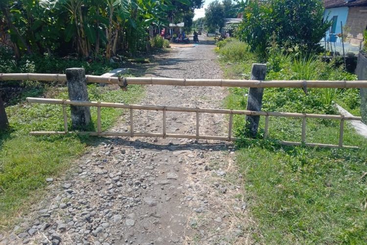 Foto penutupn jalan menuju desa  untu mencegah penyebaran virus corona beredar di media sosial di Magetan.