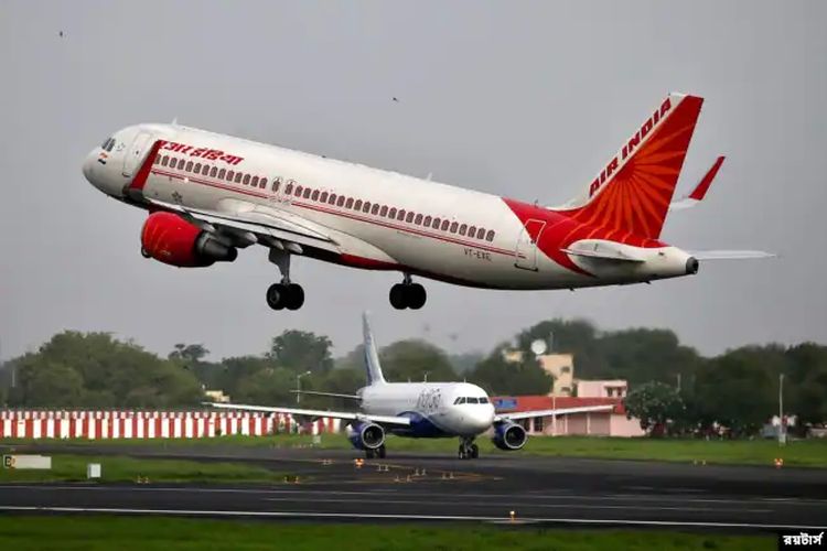 Pesawat Airbus A320-200 Air India lepas landas dari Bandara Internasional Sardar Vallabhbhai Patel di Ahmedabad, India, 7 Juli 2017.