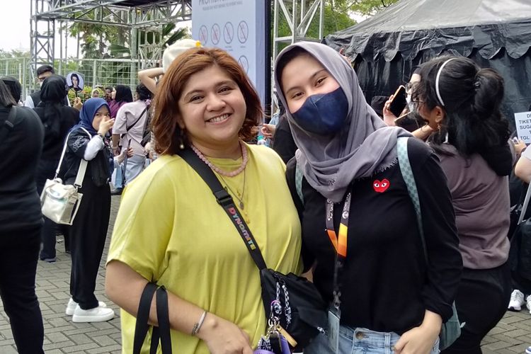 Fans BTS asal Filipina, Sheena (37) saat berkeliling di area konser Suga BTS Agust D Tour in Jakarta day 1 bersama teman sesama ARMY yang asal Indonesia, di ICE BSD, Tangerang Selatan, Jumat (26/5/2023).