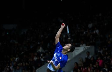 Pebulu tangkis tunggal putra Indonesia, Jonatan Christie melawan wakil Taiwan, Wang Tzu Wei saat pertandingan babak kedua Indonesia Masters 2020 di Istora Senayan, Jakarta, Kamis (16/1/2020). Jonatan Christie menang dengan skor 21-15, 21-15.