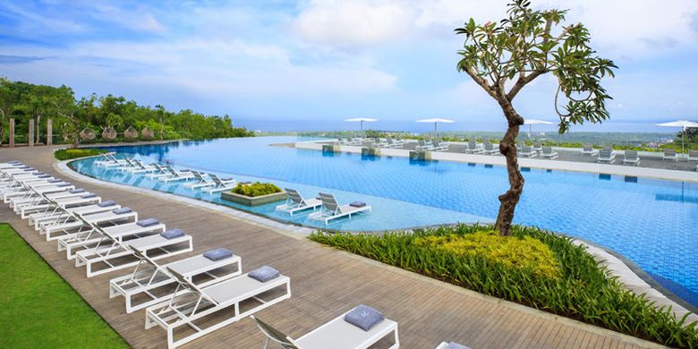 Kolam renang di Renaissance Bali Uluwatu Resort & Spa, Jalan Pantai Balangan, Ungasan, Bali.