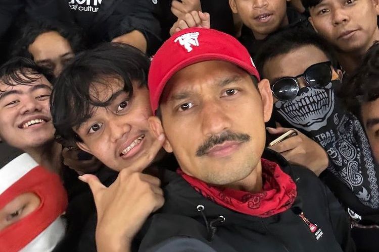 Presenter olahraga dan aktor Tanah Air, Ibnu Jamil, menceritakan euforia mendukung timnas Indonesia melawan Filipina bersama kelompok suporter Ultras Garuda.