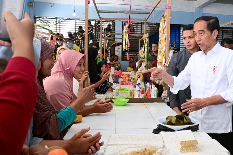 Presiden Joko Widodo berbincang dengan pedagang usai meninjau harga sejumlah kebutuhan pokok di Pasar Merdeka, Kota Samarinda, Provinsi Kalimantan Timur, pada Kamis (21/9/2023).