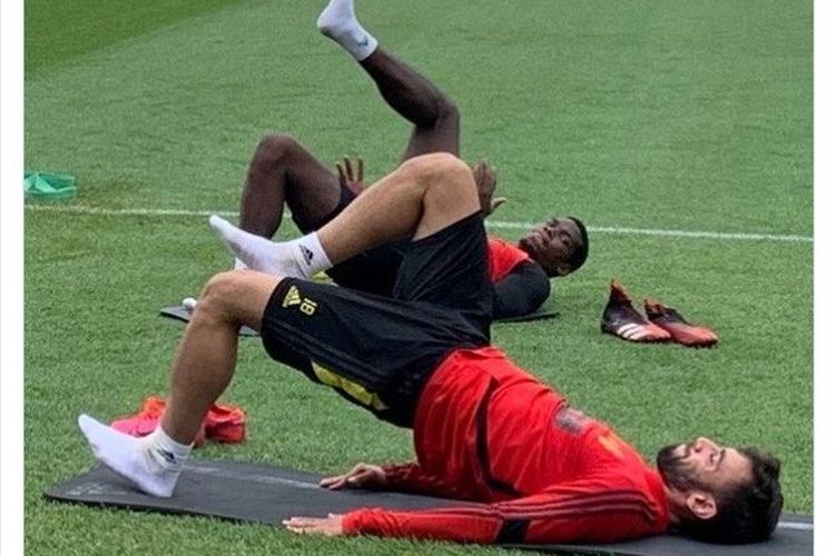 Paul Pogba dan Bruno Fernandes melakukan latihan bersama di pusat latihan klub Manchester United, di Carrington.