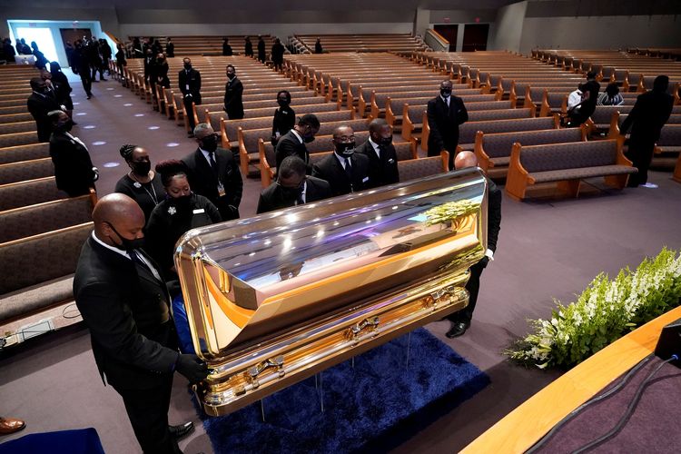 Peti mati berlapis emas, di mana jenazah George Floyd terbaring, diletakkan di Gereja Fountain of Praise, dalam upacara pemakaman di Houston, Texas, pada 9 Juni 2020.