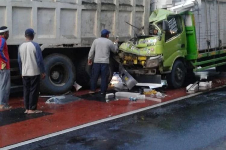 Kecelakaan melibatkan dua truk di Jalan Gatot Soebroto, Jakarta Selatan, tepatnya di depan Balai Kartini, Minggu (23/1/2022). Akibat kecelakaan itu, satu sopir truk tewas di tempat kejadian perkara (TKP).
