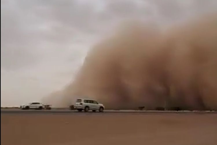 Tangkapan layar dari video yang menunjukkan badai pasir kuat menerpa wilayah tengah Arab Saudi, Provinsi Al Qassim, pada Senin (5/5/2025).