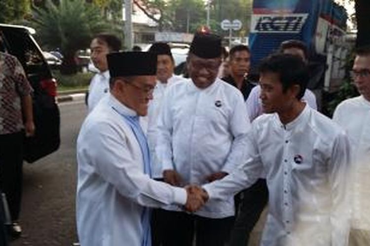 Ketua Umum Partai Golkar hasil Munas Bali, Aburizal Bakrie, saat menghadiri acara buka puasa bersama di Kantor DPP Perindo, Menteng, Jakarta Pusat, Sabtu (27/6/2015).