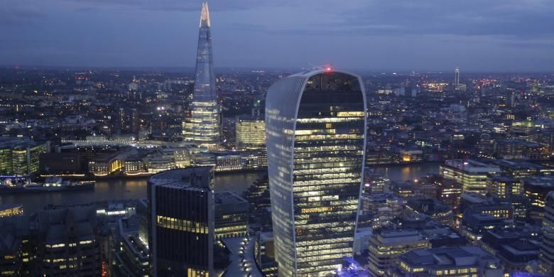 Dari puncak The Gherkin, duo ikonik lainnya dapat terlihat dengan jelas, yakni The Walkie Talkie, dan The Shard.