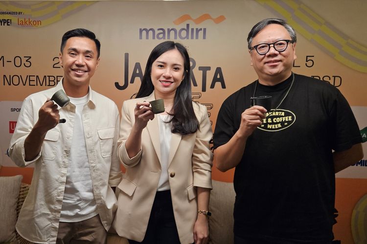 Chairman of the Specialty Coffee Association of Indonesia (SCAI), Daryanto Witarsa ​​(left), Senior Vice President of Digital Marketing Group Bank Mandiri, Serlina Sari Wijaya (center), and Co-Founder of Jakarta Coffee Week, Hendri Kurniawan (right) during the Jakarta press conference Coffee Week 2024 in Jakarta, Thursday (24/10/2024).