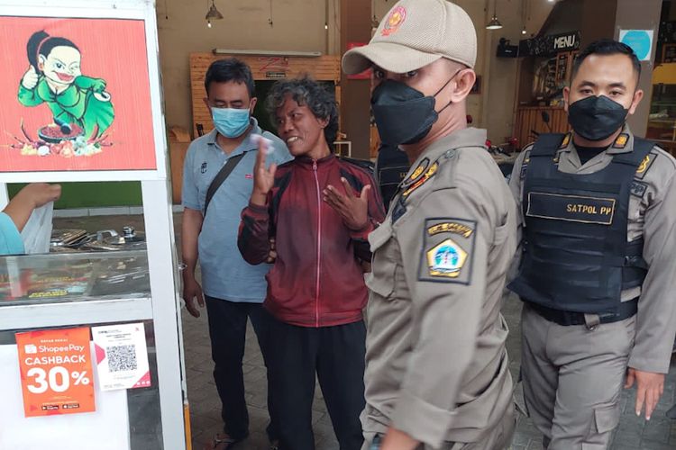 Personel gabungan, termasuk dari Satpol PP Gresik saat mengamankan ODGJ yang telah merusak mesin ATM, Minggu (10/4/2022).