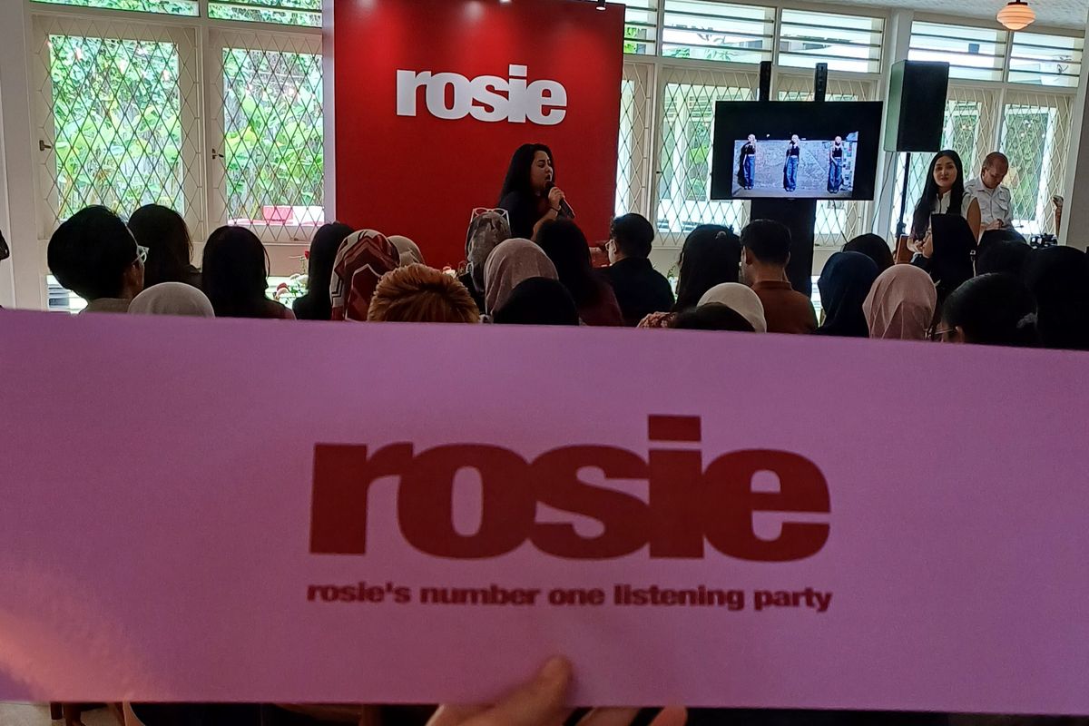 Suasana para fans Rosé BLACKPINK yang menghadiri Listening Party Album Rosie yang digelar oleh Warner Music Indonesia, di sebuah restoran di daerah Menteng, Jakarta Pusat, Rabu (4/12/2024).