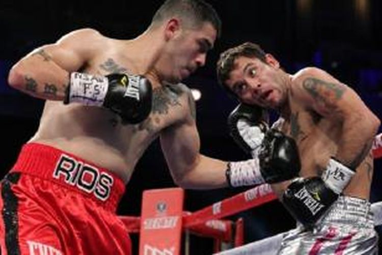 Brandon Rios (kiri) menghadapi Diego Chaves