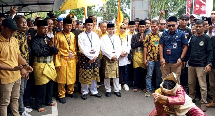 Bakal Calon Gubernur Riau Syamsuar-Mawardi Pertama Mendaftar ke KPU