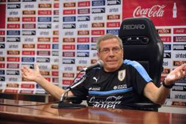 Pelatih tim nasional Uruguay, Oscar Tabarez, menjalani jumpa pers di Montevideo, 28 Maret 2016.