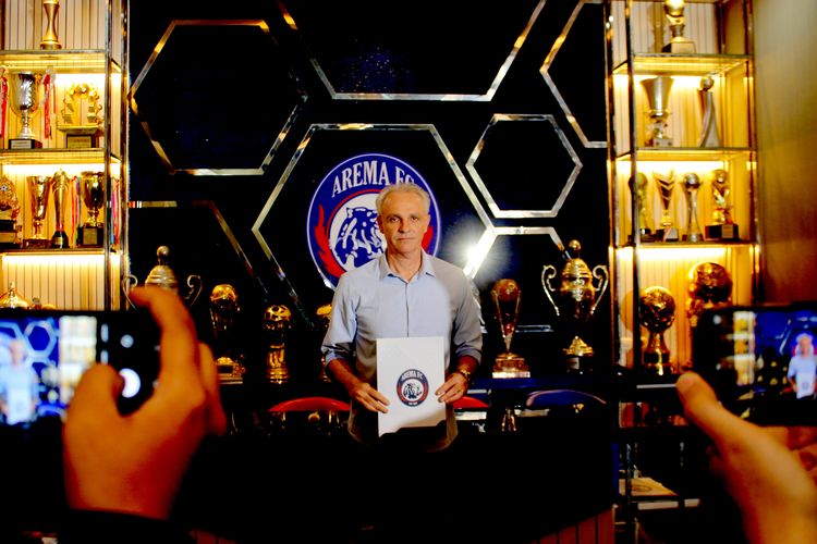 Secara resmi Joel Cornelli diperkenalkan sebagai pelatih Arema FC di Liga 1 2024-2025 di Kandang Singa Kantor Arema FC Kota Malang, Selasa (25/6/2024) siang. 