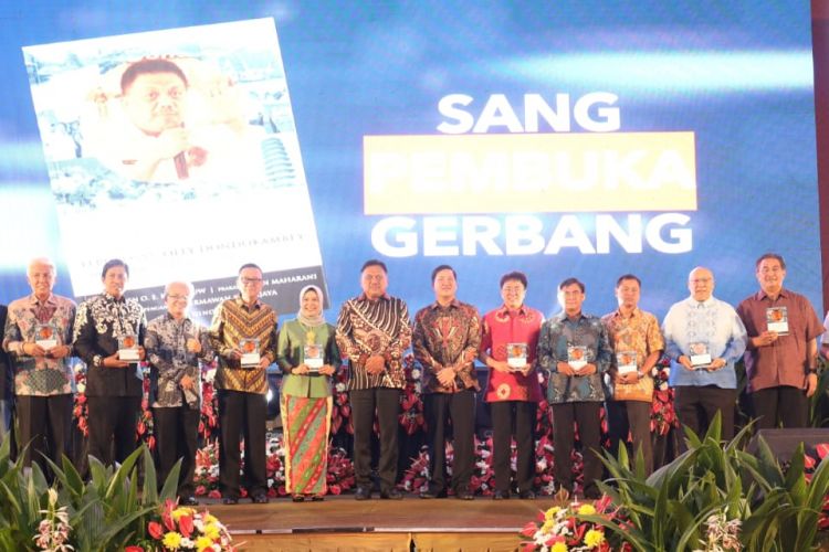 Gubernur Olly Dondokambey meluncurkan buku berjudul Sang Pembuka Gerbang tepat di hari ulang tahunnya ke-57 yang jatuh pada hari Minggu (18/11/2018).