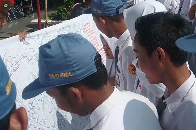 Penanda tanganan deklarasi damai. Kompas.com/Slamet Priyatin