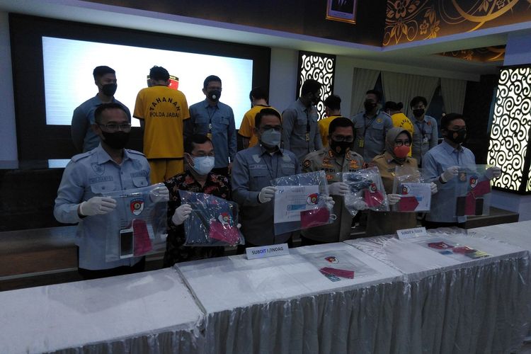 Polisi tengah melakukan konferensi pers jasa pembuatan sertifikat Vaksinasi Ilegal di Mapolda Jabar dengan memperlihatkan barang bukti dan empat pelakunya, Selasa (14/9/2021).