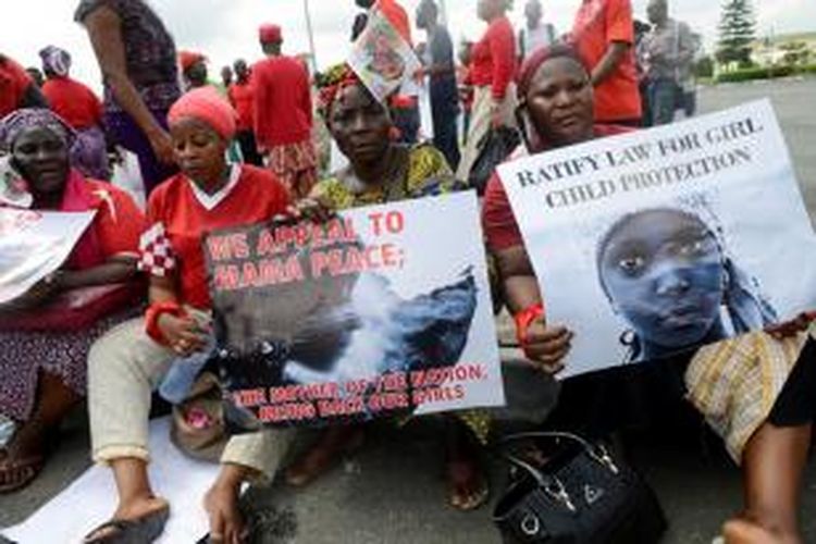 Para perempuan Nigeria melakukan unjuk rasa di kota terbesar negeri itu Lagos untuk memprotes kelambanan pemerintah mengatasi penculikan ratusan siswi sebuah sekolah perempuan di wilayah utara negeri itu.