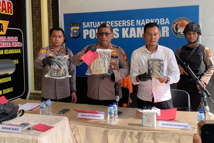 Kapolres Kampar AKBP Didik Priyo Sambodo (tengah) bersama anggotanya saat konferensi pers memperlihatkan barang bukti 3,3 kilogram sabu yang disita dari seorang pengedar narkoba di Kabupaten Kampar, Riau, Senin (3/7/2023).