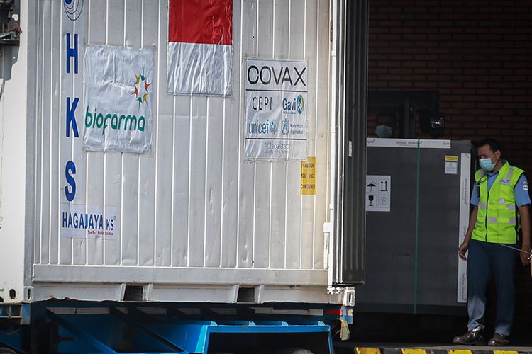 Petugas kargo memasukkan kontainer berisi vaksin Covid-19 AstraZeneca ke atas truk setibanya di Bandara Internasional Soekarno Hatta, Tangerang, Banten, Sabtu (8/5/2021). Sebanyak 1,3 juta vaksin Covid-19 AstraZeneca tiba di Indonesia melalui jalur multilateral yakni melalui skema Covax facility dan selanjutnya akan diproses di Bio Farma, Kota Bandung.