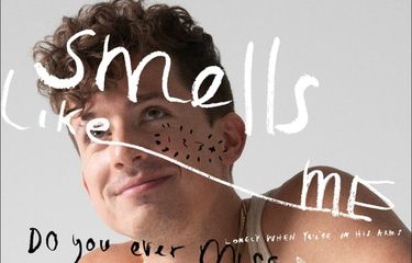 Penyanyi Charlie Puth merilis Smells Like Me, single keempat dari album CHARLIE.