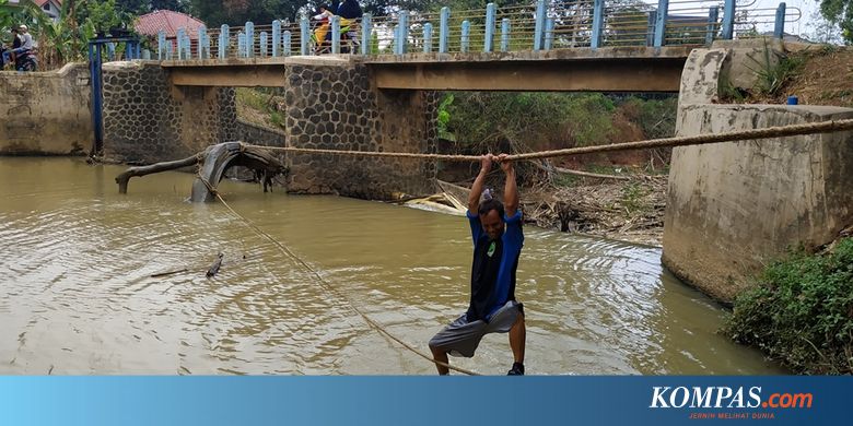 Hari Kedua Pengangkutan Sampah Kali Cikeas, Petugas Fokus Angkut Batang Pohon