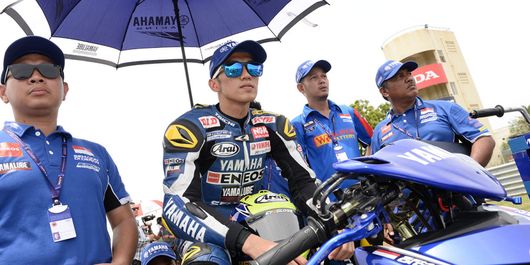 Pebalap Yamaha Racing Indonesia Wahyu Aji Trilaksana tengah bersiap mengikuti balapan dalam sebuah kejuaraan yang diikutinya.