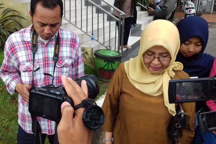 Anggota DPRD Kota Malang fraksi PPP, Heri Pudji Utami saat jeda peneriksaan oleh penyidik KPK di Mapolres Malang, Kamis (19/10/2017). Dia bersama anggota DPRD lainnya diperiksa sebagai saksi atas Moch Arief Wicaksono, tersangka kasus suap pembahasan APBD dan APBD Perubahan Kota Malang pada tahun 2015. 